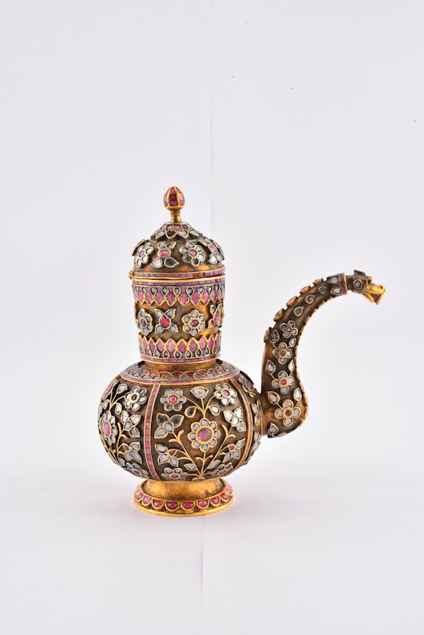 A Gem-Set Gold Wine flask (Chuski)