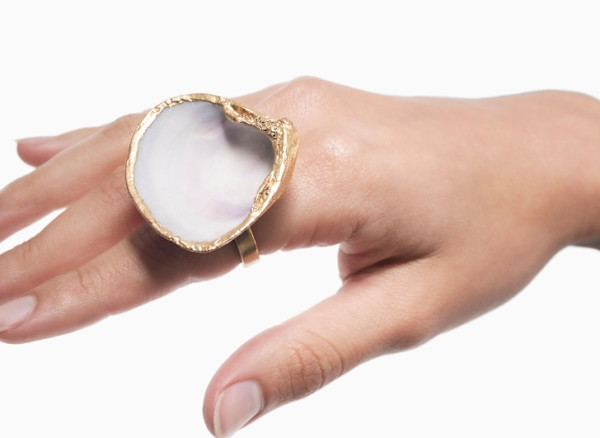Anillo concha Invertida Oro by Valentina Quintero