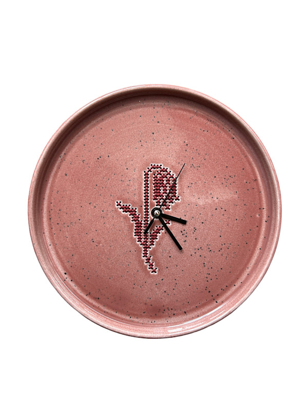 Reloj tulipán - plato bordado by Mariana Aranzazu Cujar, Image 1.