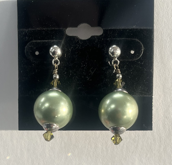 #198 Shell Pearl with Crystal Accents by Sue Broadway, Image 1.