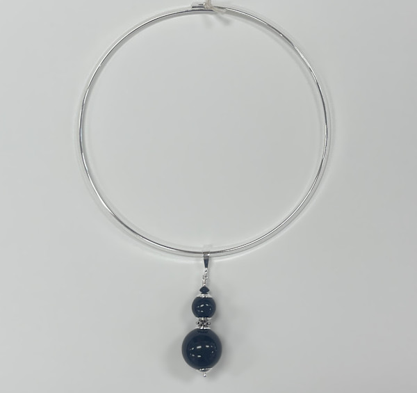 #1095 Onyx and Sterling on Neckwire by Sue Broadway, Image 1.
