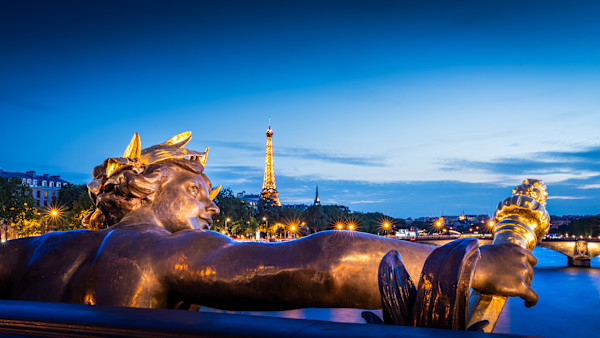 Paris - Hugging but Ignoring Eiffel Tower by Juan Matorras