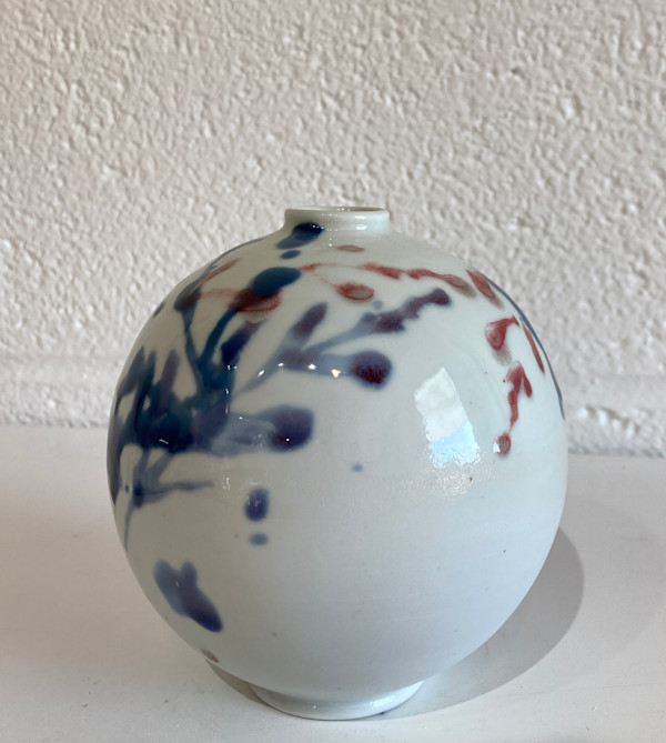 Porcelain - Small round vessel with multicolor leaves