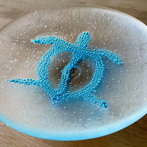 Honu in Bubbles Glass Bowl by Ben Richgruber - PECO Studio, Image 1.