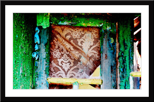 Geam Verde Still from Video by Adam Soch, Image 1.