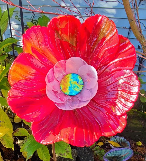 Garden Flower-Red/Clear Streaky with White/Clear Streaky Bowl and Dichroic Center by Kathy Kollenburn