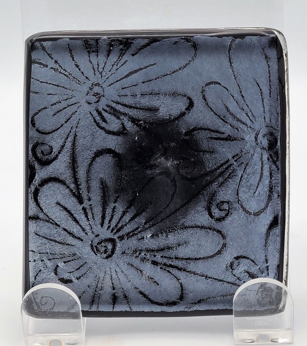 Small Plate with Daisies on Silver Irid by Kathy Kollenburn