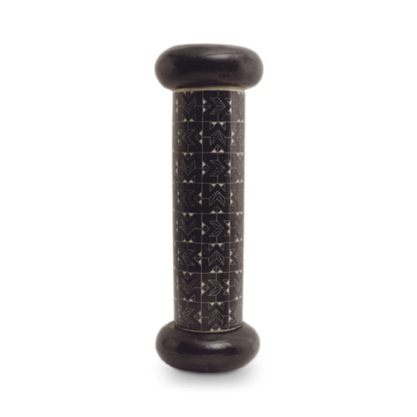Columna de mosaicos negros by Ricardo Regazzoni, Image 1.