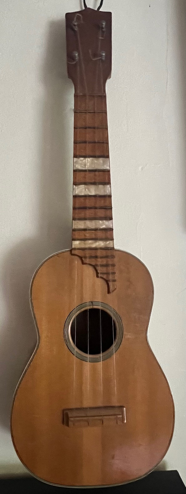 11389 - Ukulele, Image 1.