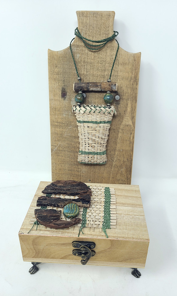 Necklace and Box Set (Green) 2409241 by Roberta Condon