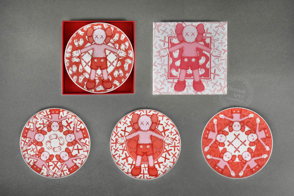 KAWS 紅色瓷盤組 Ceramic Plate Set (Red) by KAWS