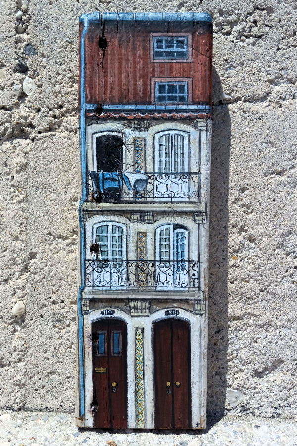 Cais da Estiva - Brown, Porto, Portugal