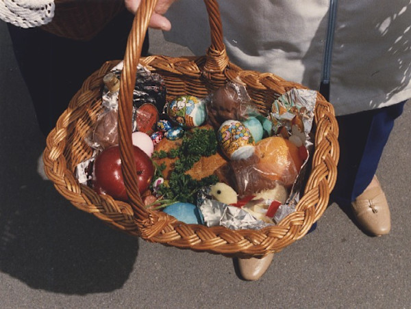 Swienconka:basket w/apple & orange by Marion Faller