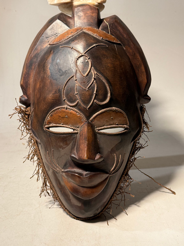 African carved mask