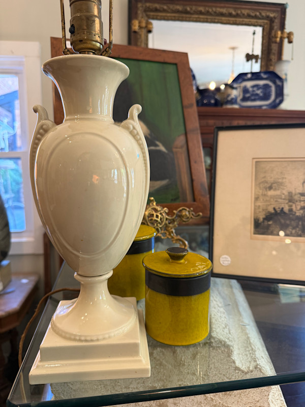 White ceramic table lamp, Image 1.