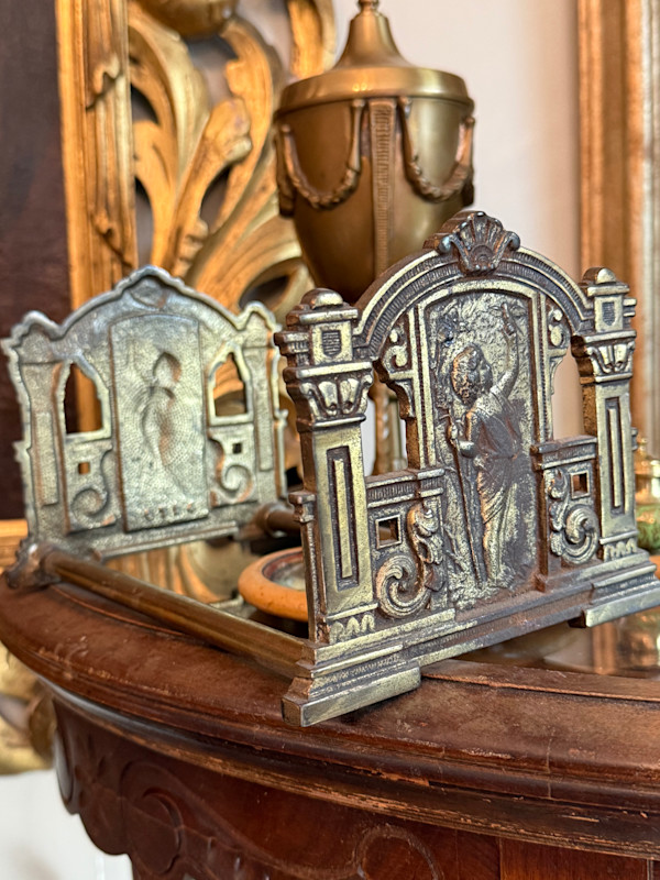 Neoclassic expandable bookend