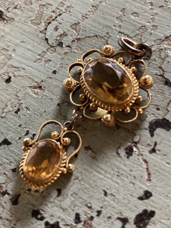 Jewelry pendant with yellow stones