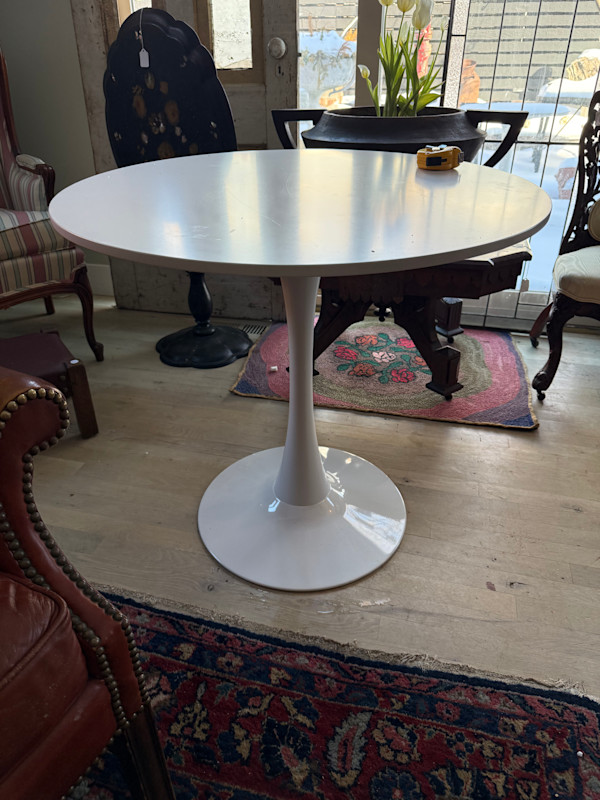 Modern tulip table, Image 1.