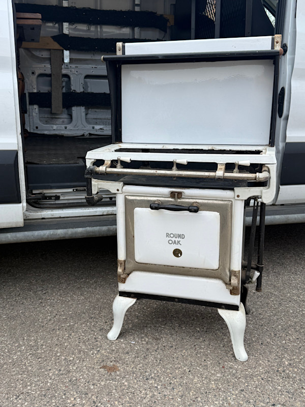 Small enameled gas stove, Image 1.