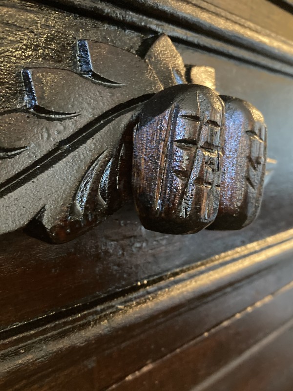 Victorian 4 drawer chest with oak leaf pulls