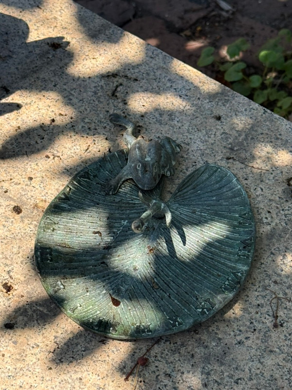 Metal frog sundial