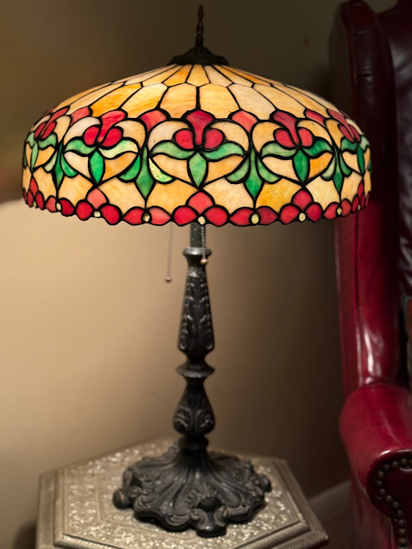 Stained glass table lamp