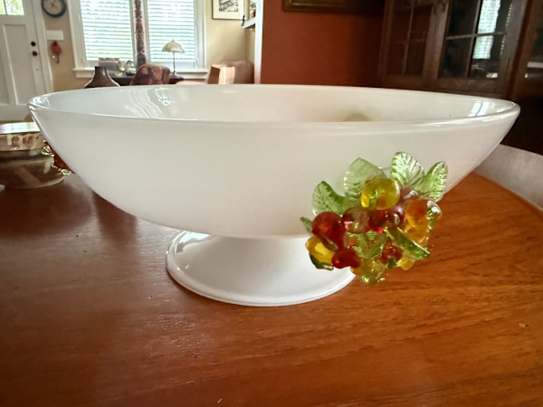 Venetian art glass bowl with applied fruit, Image 1.