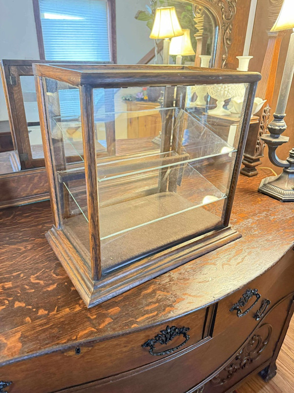Small table top display case