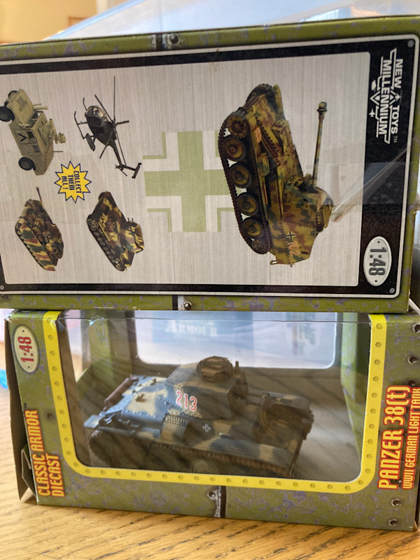 Die cast toy tank