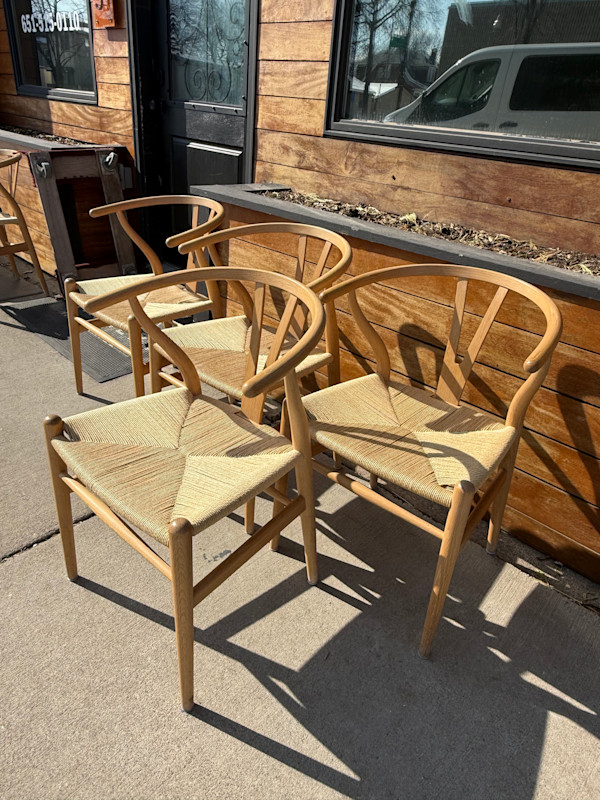 Set of 4 Hans Wegner Wishbone chairs, Image 3.