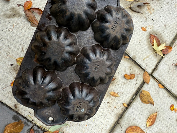 Cast iron Griswold style 6 star muffin pan