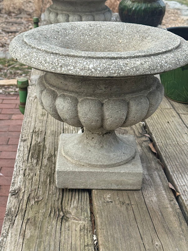 Cement classic urn, Image 1.