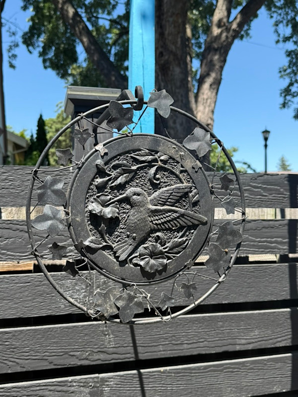 Metal hanging hummingbird garden disc