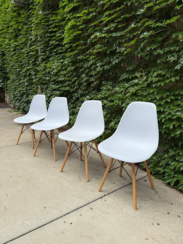 Set of 4 white molded plastic chairs