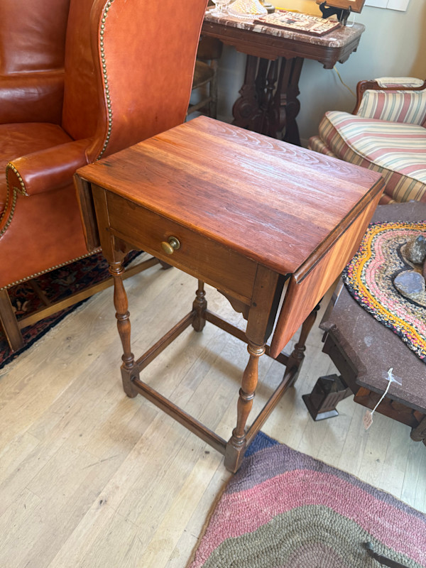 Stickley double drop leaf small table with drawer