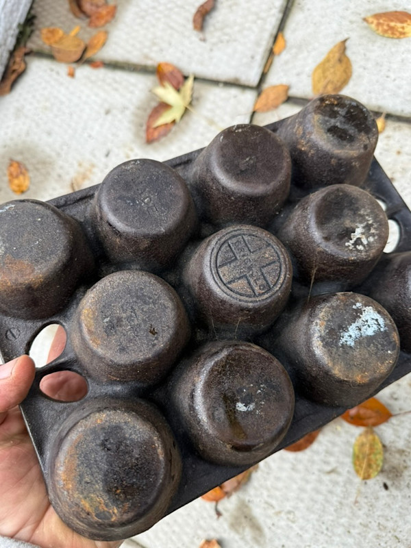 Cast iron Griswold 11 simple mufffin pan