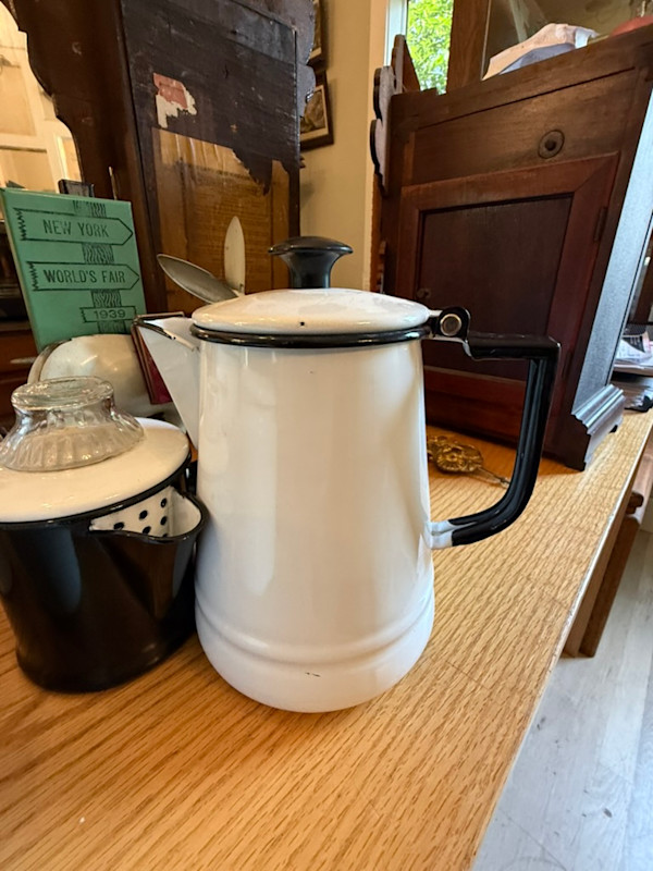 White enamel coffee pot, Image 1.