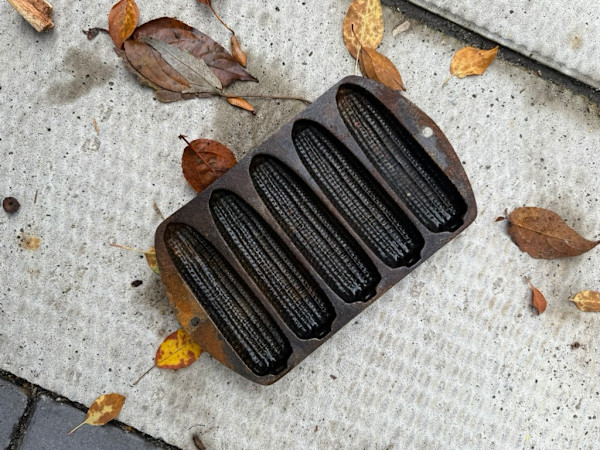 Cast iron Griswold style corn bread mold