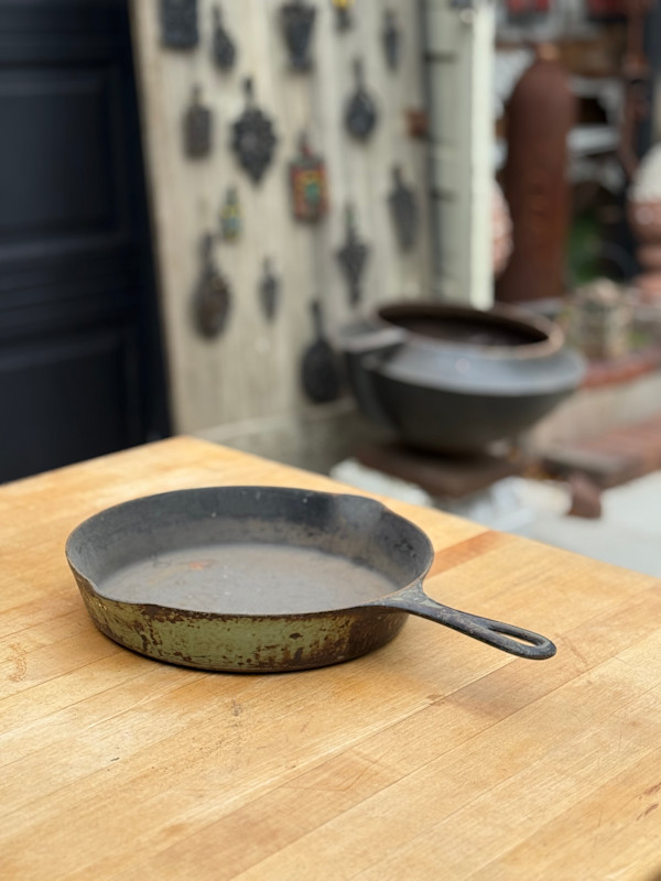 704S Griswold cast iron pan