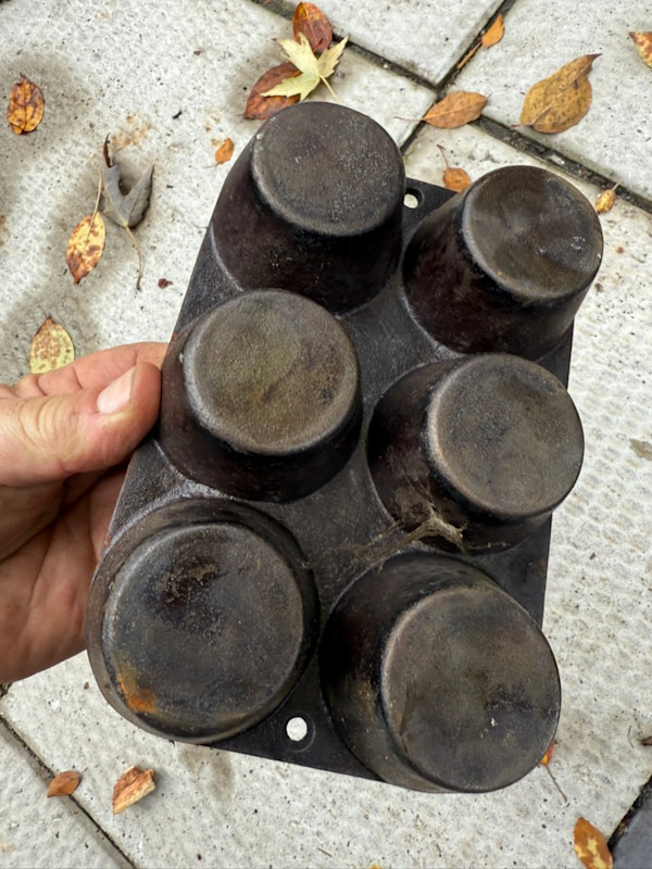 Cast iron Griswold style 6 simple muffin pan