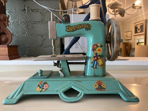 Regina toy sewing machine