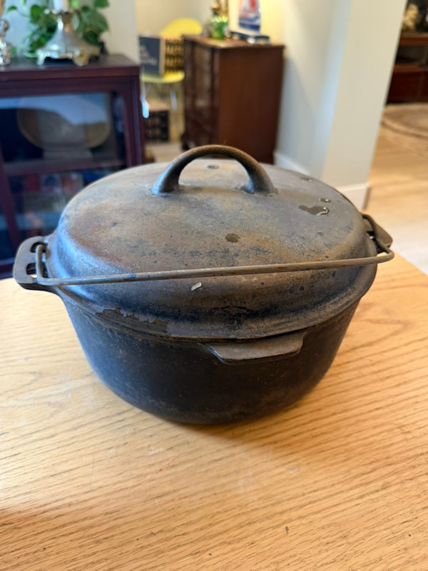 1036A covered cast iron pot #8 Griswold style
