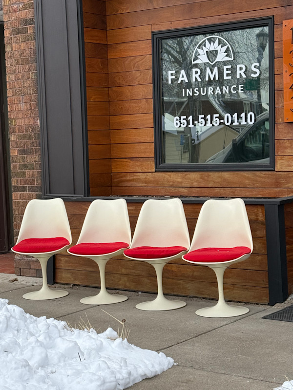 Eero Saarinen diningroom table and 4 chairs