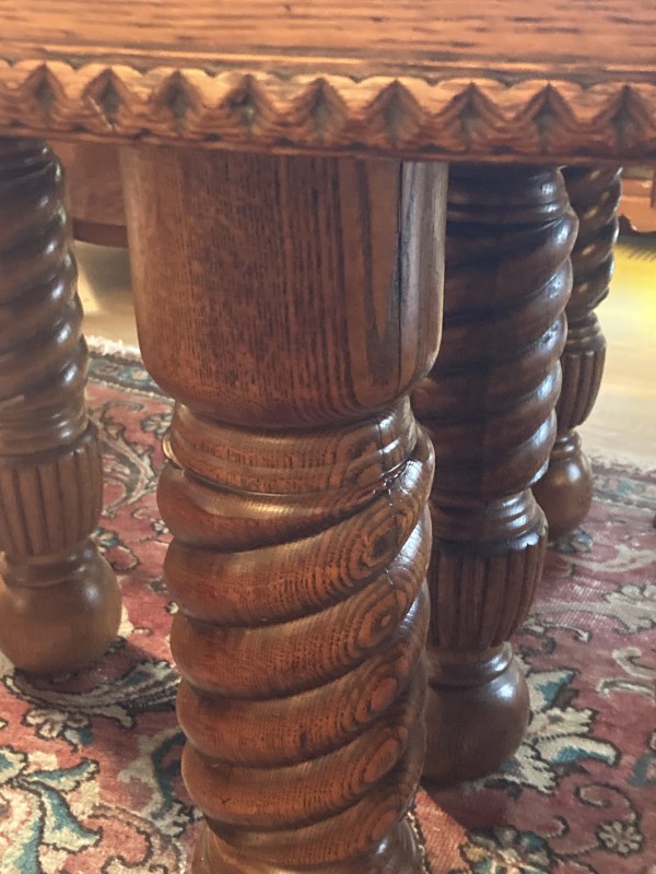 Round oak table with 2 leaves