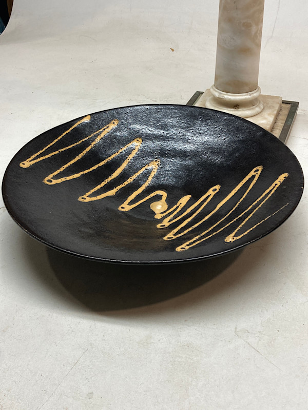 Pottery bowl with squiggle line