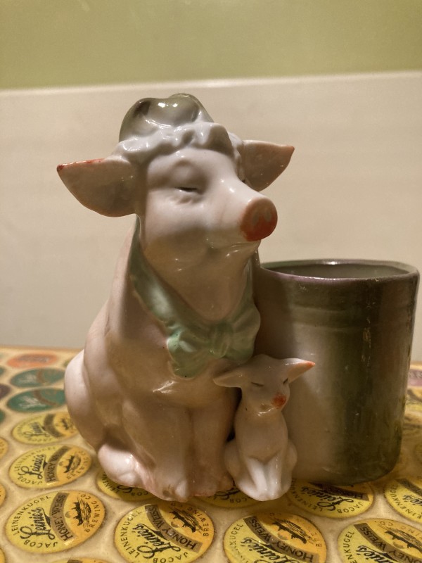Pig toothpick holder