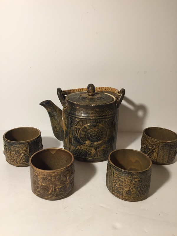 vintage Japanese art pottery snail motif teapot and cups