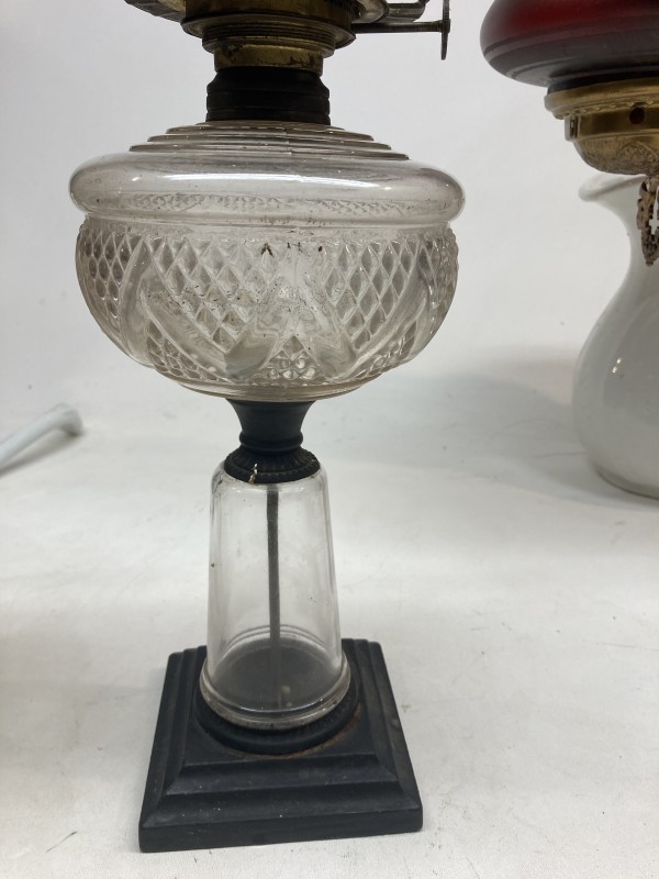 Victorian kerosene table lamp with clear base