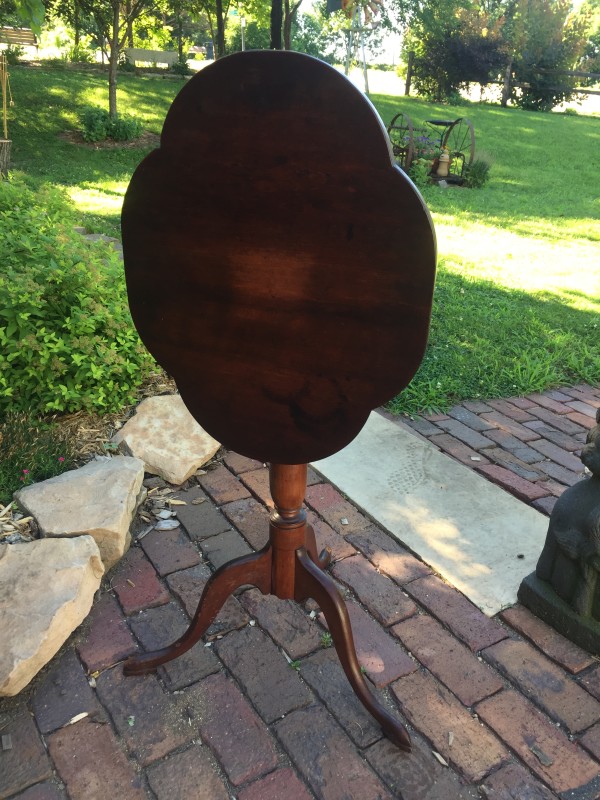 Early American style tilt top accent table