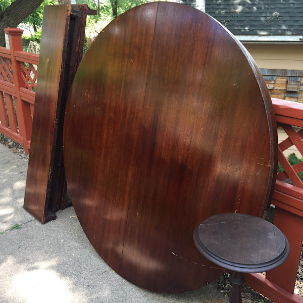 54" Mahogany round dining room table and 4 leaves